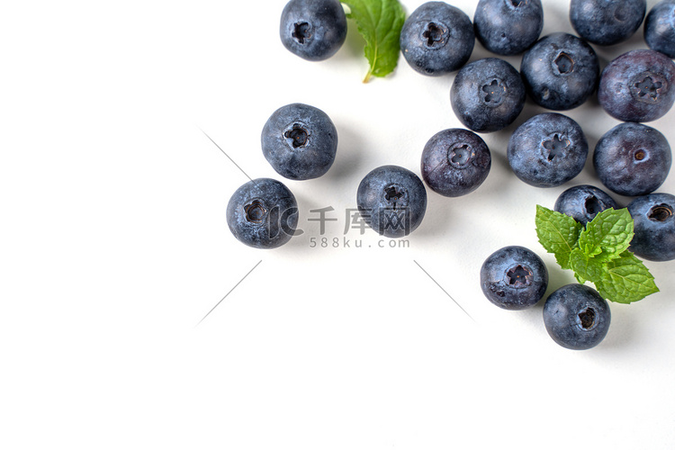 蓝莓水果顶视图隔离在白色背景上