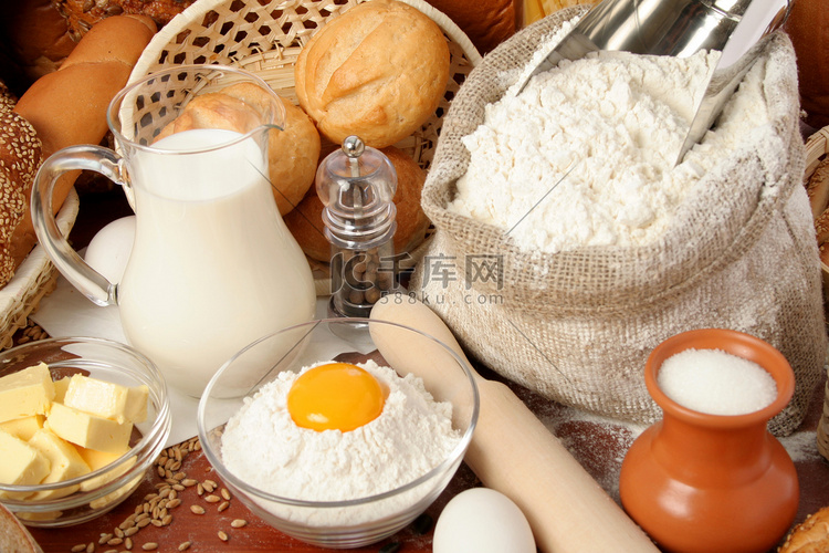 “面包、面粉、牛奶、黄油、鸡蛋