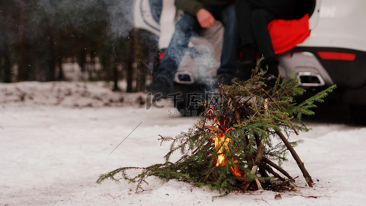 冬季森林中的篝火 — 背景模糊