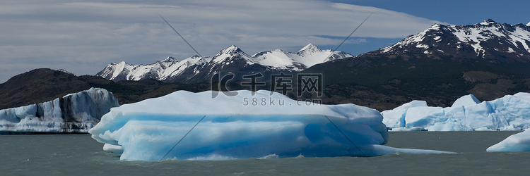 漂浮在阿根廷湖上的冰山
