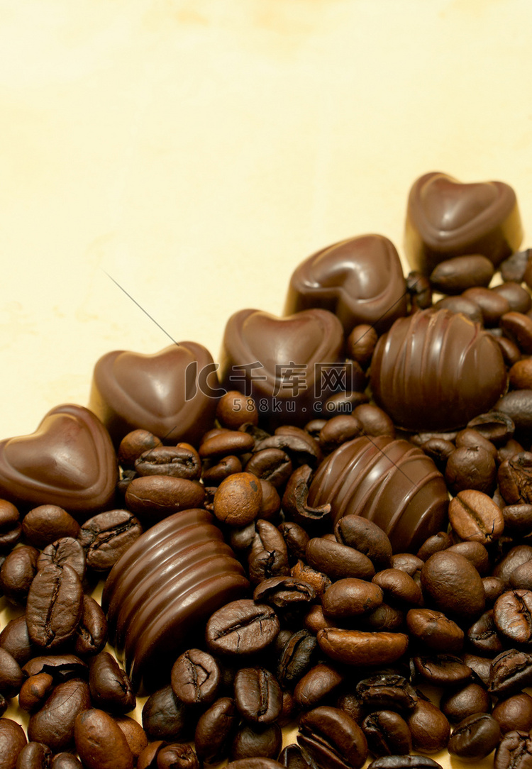 心形巧克力糖和咖啡豆