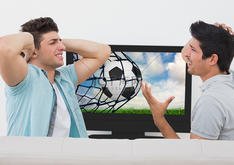朋友们在电视上观看足球比赛时感