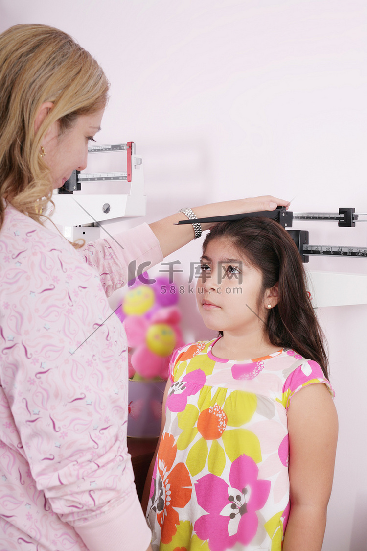 医生测量小女孩身高增长