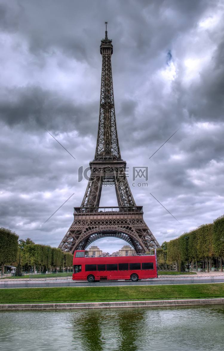 埃菲尔铁塔在巴黎