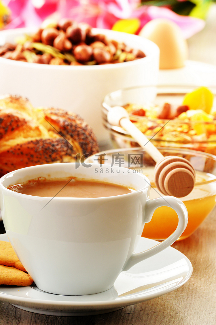 “早餐包括咖啡、面包、蜂蜜、橙