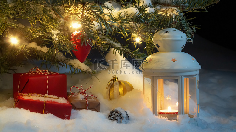 圣诞卡 — 圣诞树下雪地里的礼