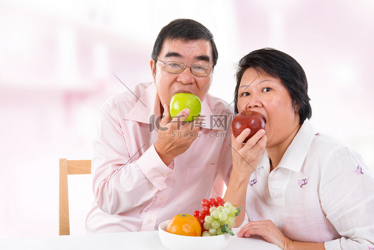 吃苹果的亚洲成熟夫妇