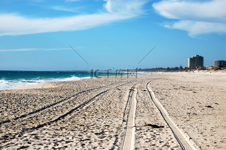 白色沙滩上的汽车轨道