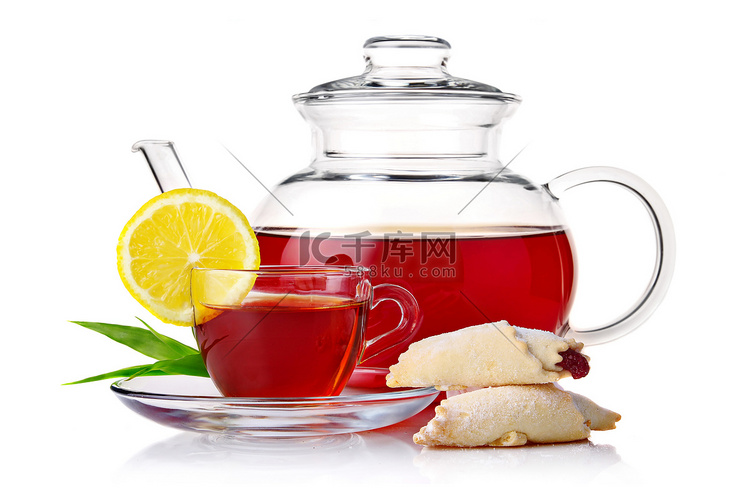 茶壶和一杯红茶，配月牙和柠檬片