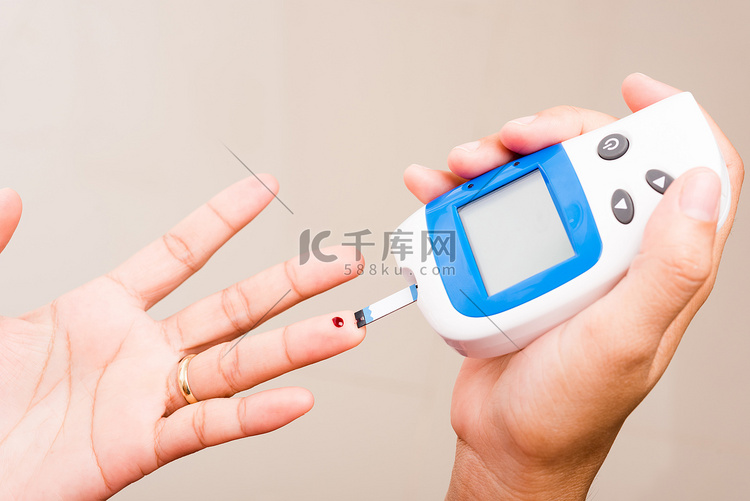 测量葡萄糖测试水平的妇女用手指