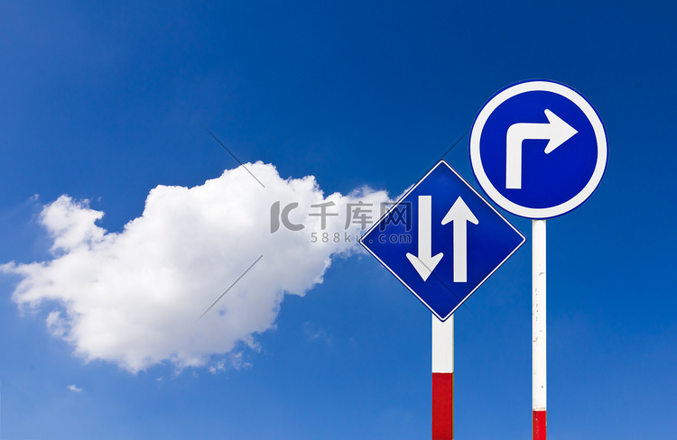 弯曲的道路交通标志向右转