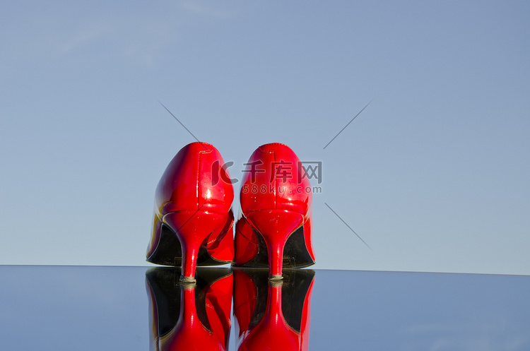 镜子上的一双红色细高跟鞋