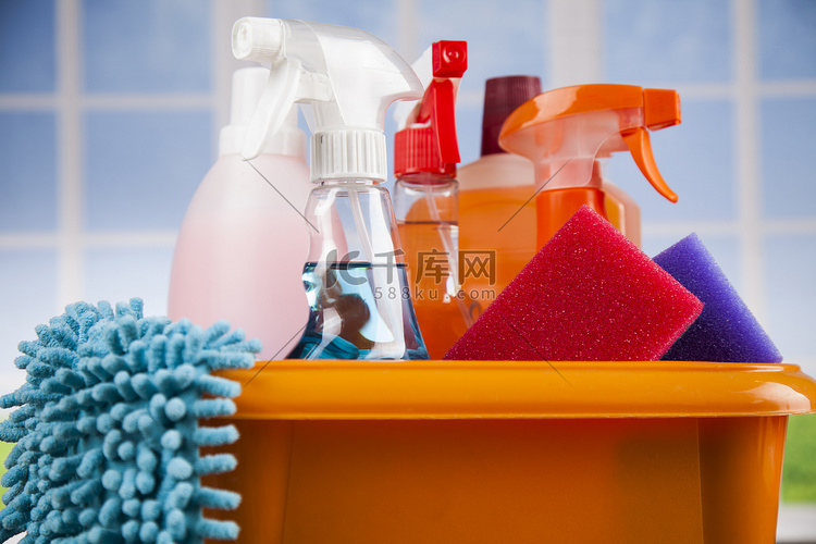 使用各种清洁工具进行房屋清洁