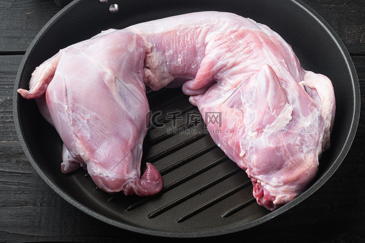 新鲜的生兔肉，在煎铸铁锅里，在