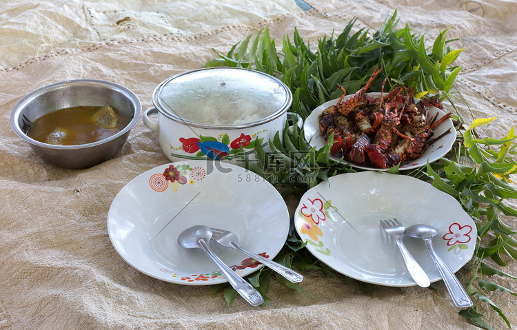 红龙虾和鱼，海滩上的午餐