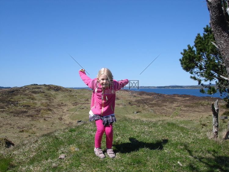 斯堪的纳维亚生活方式女孩在野外