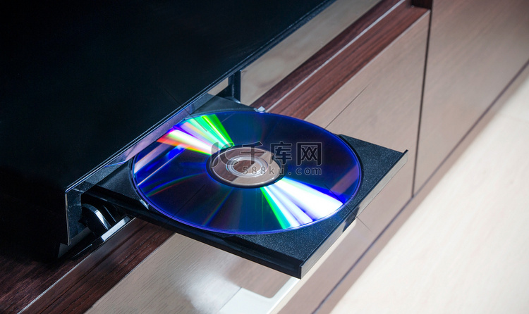 光盘插入 DVD 或 CD 播放器