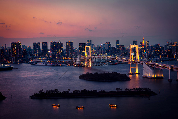 东京天际线与东京塔和彩虹桥在晚