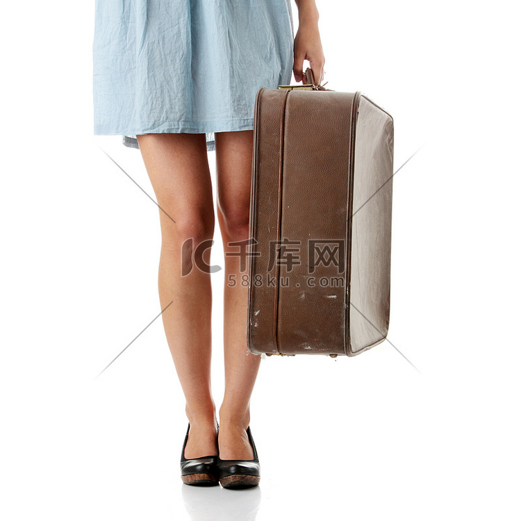 有旅行箱的白种人妇女腿