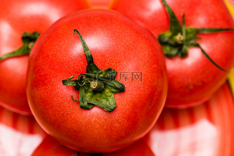关闭成熟的红番茄，西红柿背景。