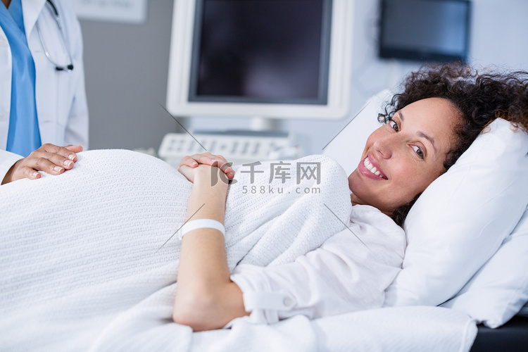 孕妇在超声波扫描中微笑的肖像
