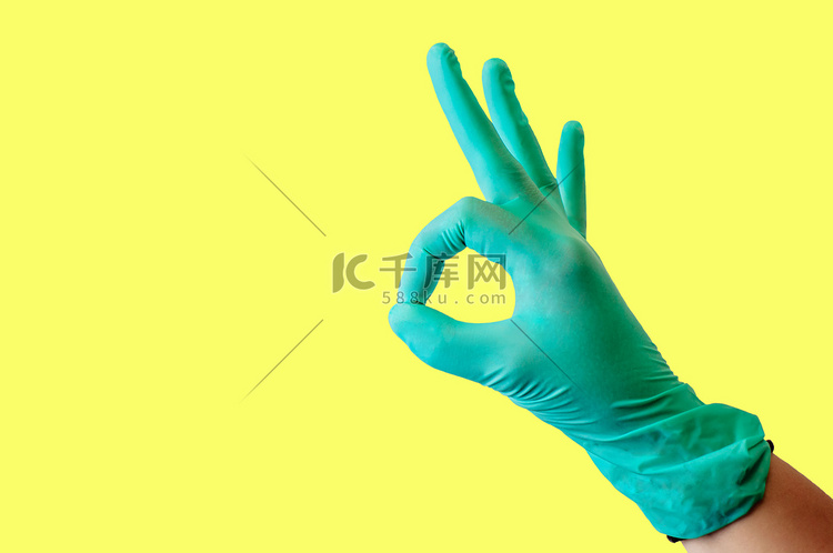 女性手上的蓝色乳胶医用手套，在