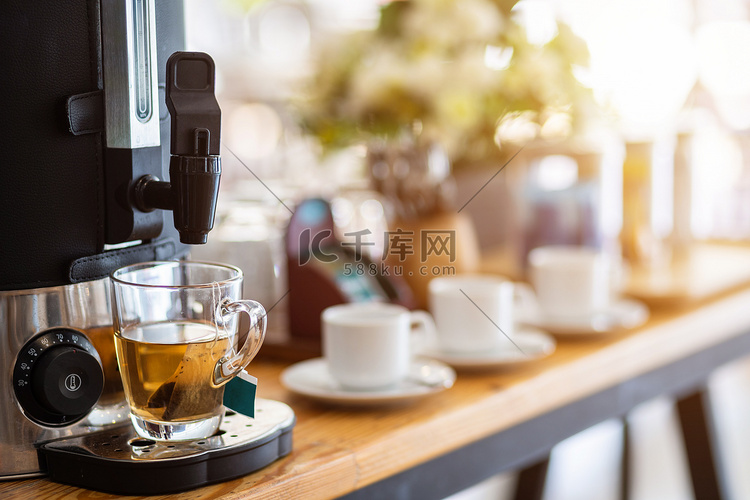 酒店餐桌装饰上咖啡机和咖啡杯茶