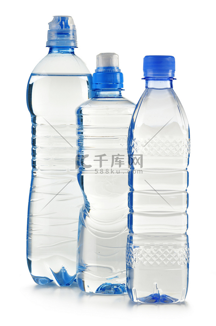塑料瓶矿泉水隔离在白色
