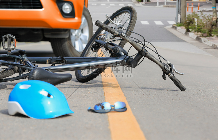 事故车祸与自行车在街上。