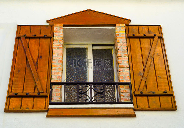 旧欧式建筑的百叶窗，建筑装饰旧