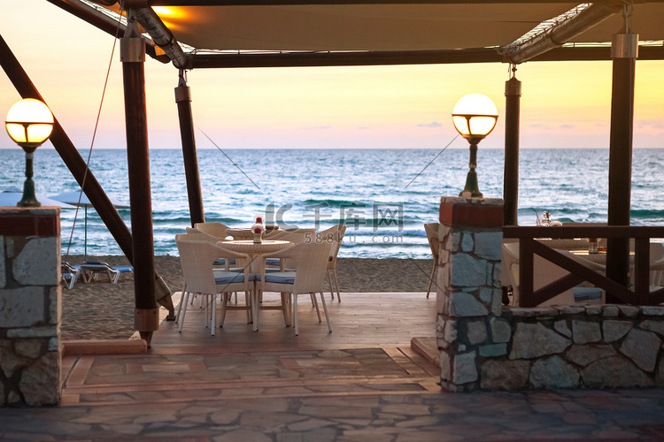 日落时在沙滩上空咖啡馆的入口。