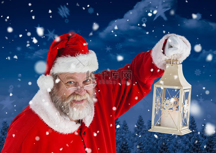 拿着圣诞灯笼的圣诞老人