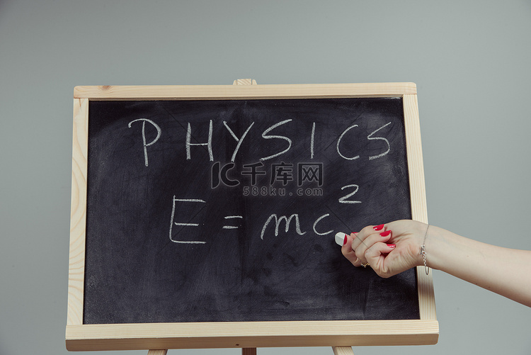 黑板上的物理词和公式 E=mc2