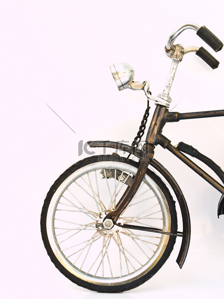 白色背景下孤立的铁制自行车模型