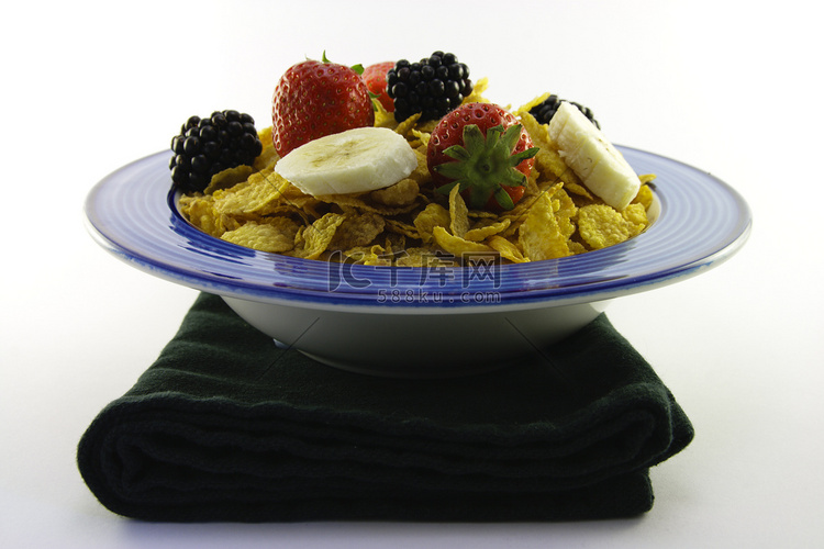 餐巾纸碗里的玉米片和水果