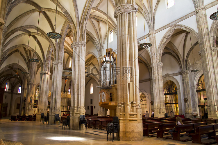 “大教堂中殿，一个带有哥特式柱