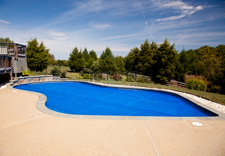 蓝色太阳能泳池盖