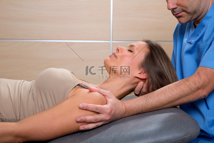 女性颈部治疗师的颈椎拉伸疗法