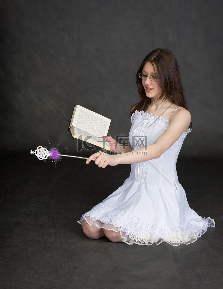 女孩-手中拿着魔杖和书的仙女