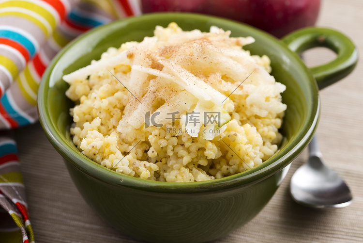 部分甜小米粥配苹果和肉桂