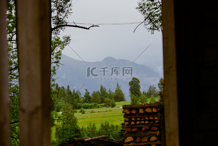 与小屋的夏天风景