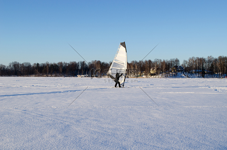 冰上冲浪者男子风帆冰冻湖冬季运
