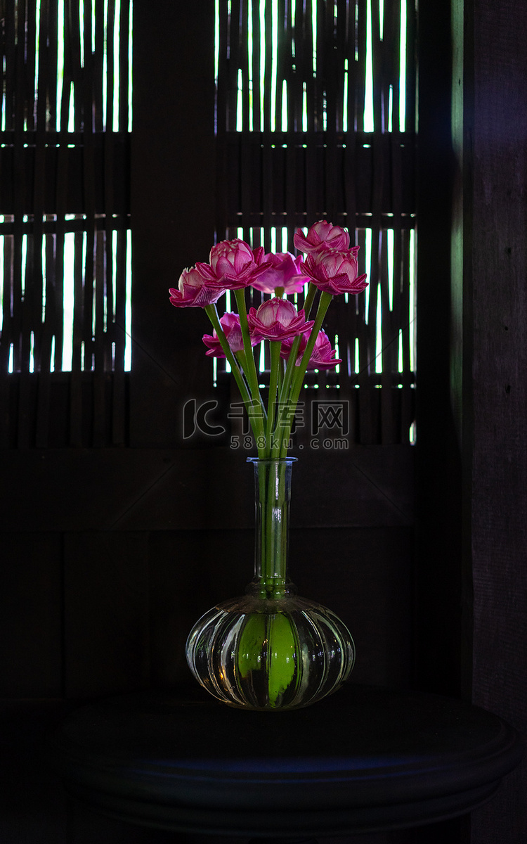木桌上花瓶里的假花