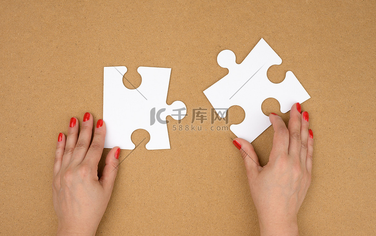 女性手中的两张空纸白色拼图，拼