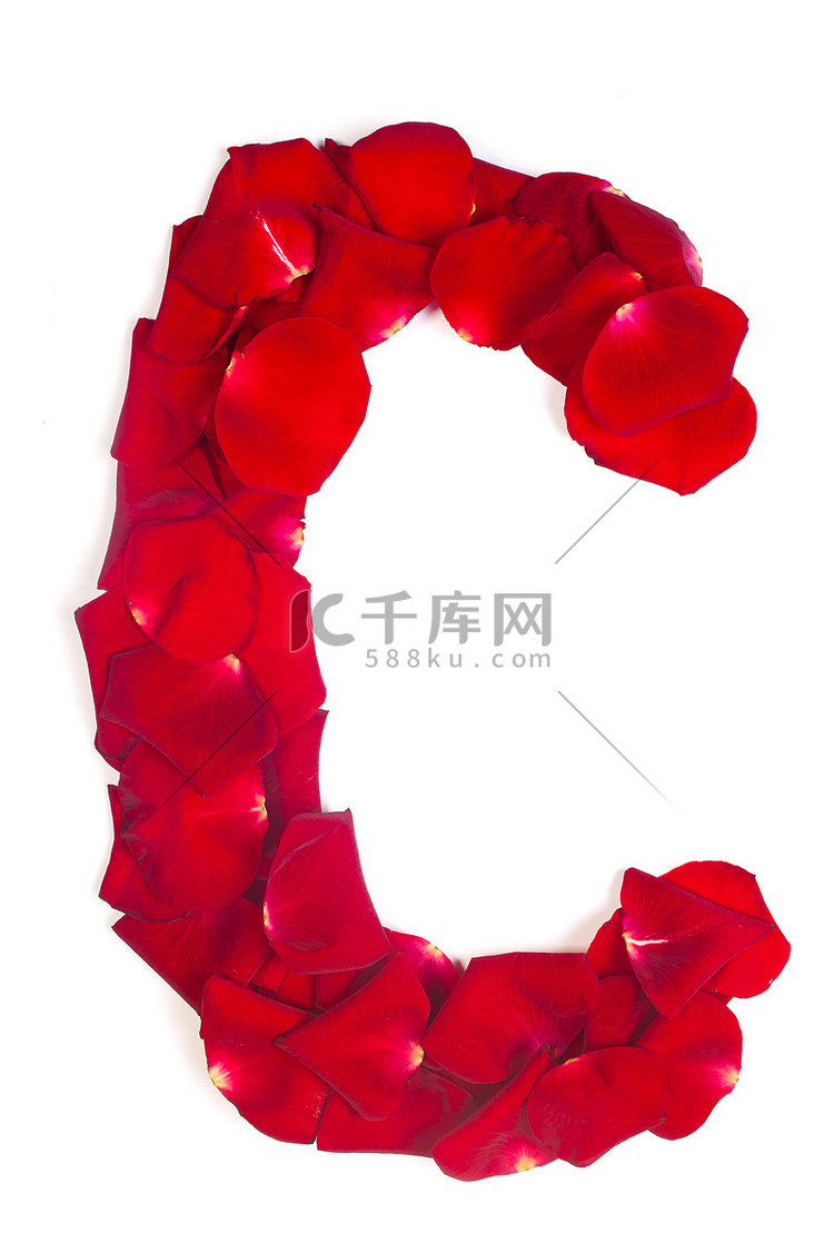 由红色花瓣制成的字母 C 在白