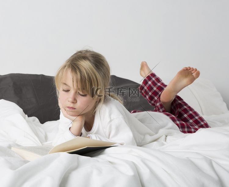 读一本书的年轻女孩