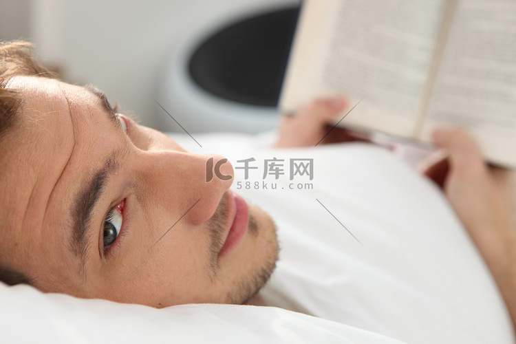 躺在床上看书的人
