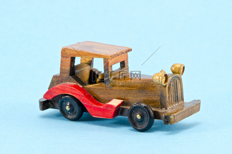 木制汽车模型天蓝色的背景