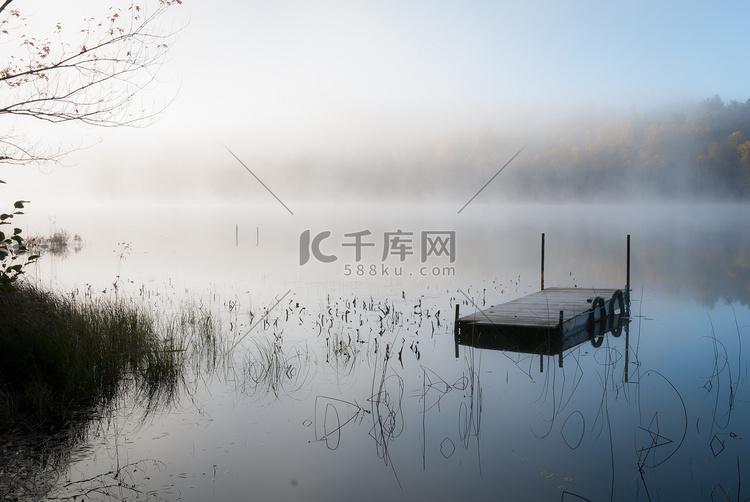 晨雾 北安大略湖，搁浅的码头，