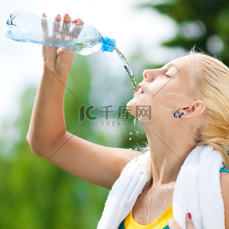 女人运动后喝水